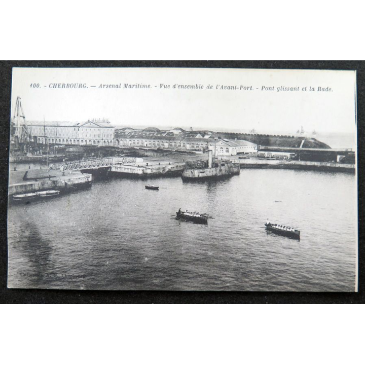Carte postale 100 Cherbourg Arsenal Maritime Vue d'ensemble de l'avant port pont glissant et la rade