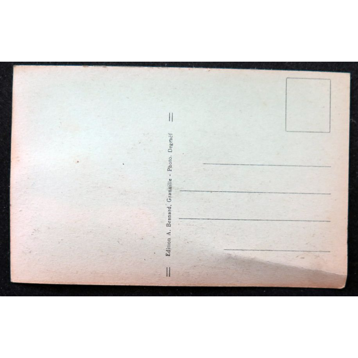 Carte postale 115 Grandville Parvis Notre Dame et son Calvaire