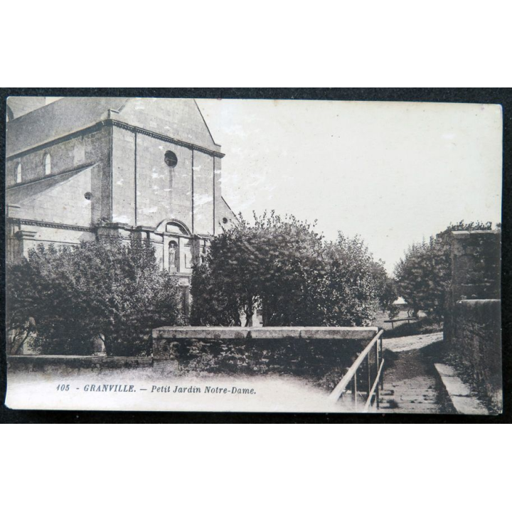 Carte postale 105 Grandville Petit jardin Notre Dame