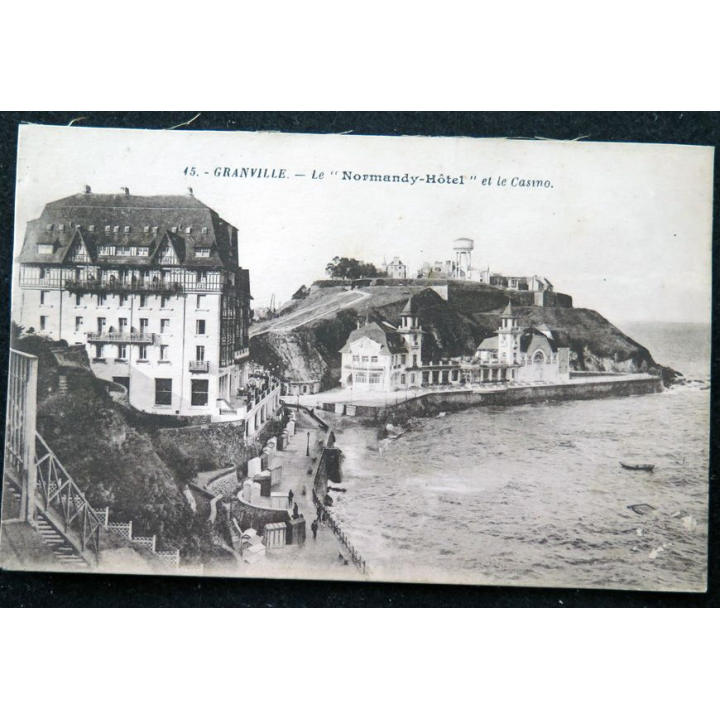 Carte postale 45 Grandville Le Normandy-Hôtel et le Casino