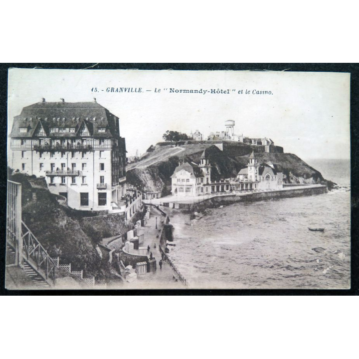 Carte postale 45 Grandville Le Normandy-Hôtel et le Casino
