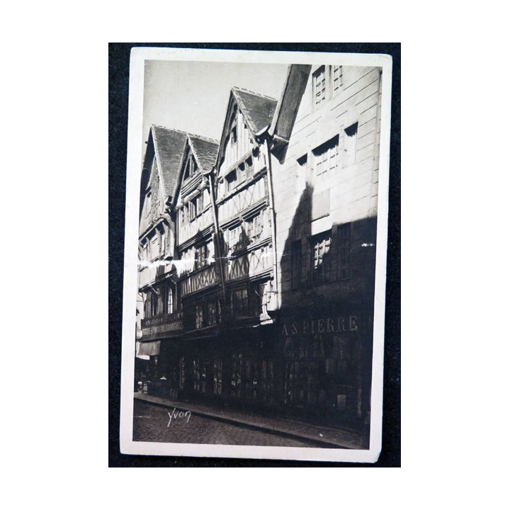 Carte postale 15 Normandie Lisieux Vieilles Maisons Place Victor Hugo