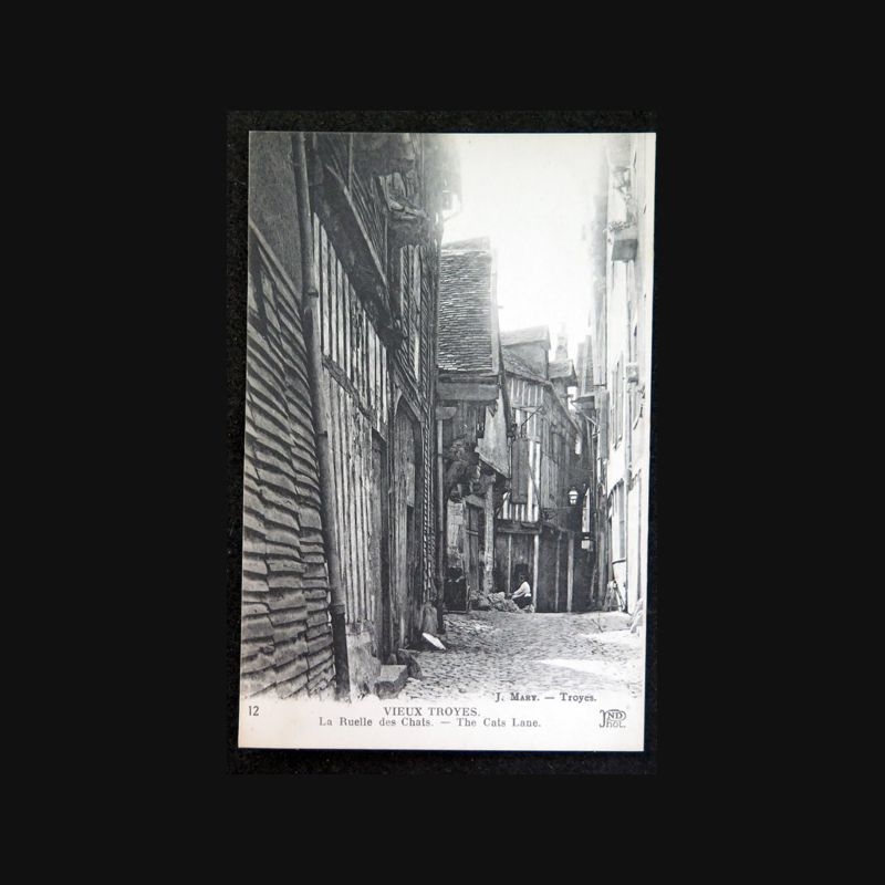 Carte postale 12 Vieux Troyes La Ruelle des Chats Carte postale 12 Vieux Troyes La Ruelle des Chats