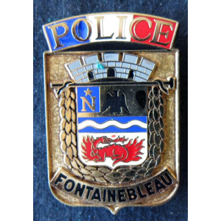 POLICE : insigne métallique de la Police nationale de la ville de Fontainebleau de  fabrication Delsart Sens