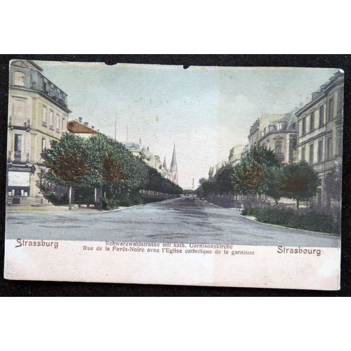 Carte postale Strassburg Rue de la forêt noire avec l'Eglise catholique de la garnison