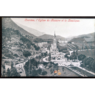 Carte postale Lourdes l'Eglise du Rosaire et la Basilique 3 gouttes de cire