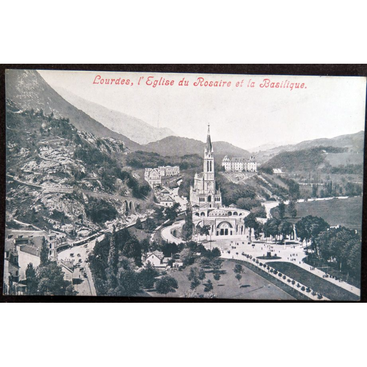 Carte postale Lourdes l'Eglise du Rosaire et la Basilique