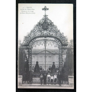 Carte postale 41 Troyes Grilles de l'Hôtel Dieu Oeuvre en fer forgé de Pierre Delphin (1760)