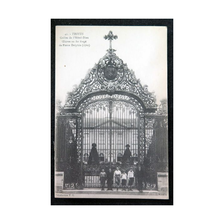 Carte postale 41 Troyes Grilles de l'Hôtel Dieu Oeuvre en fer forgé de Pierre Delphin (1760)