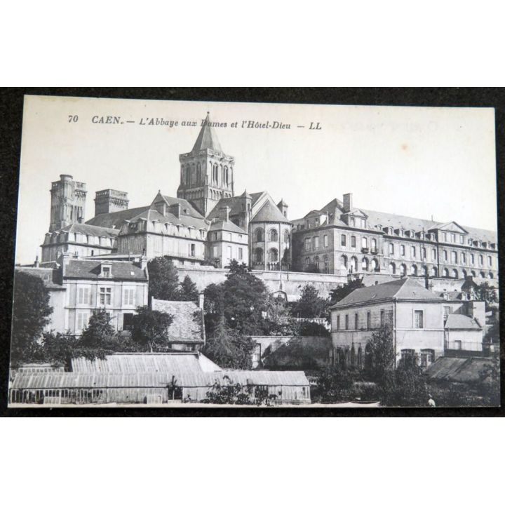 Carte postale 70 Caen L'Abbaye aux Dames et l'Hôtel Dieu