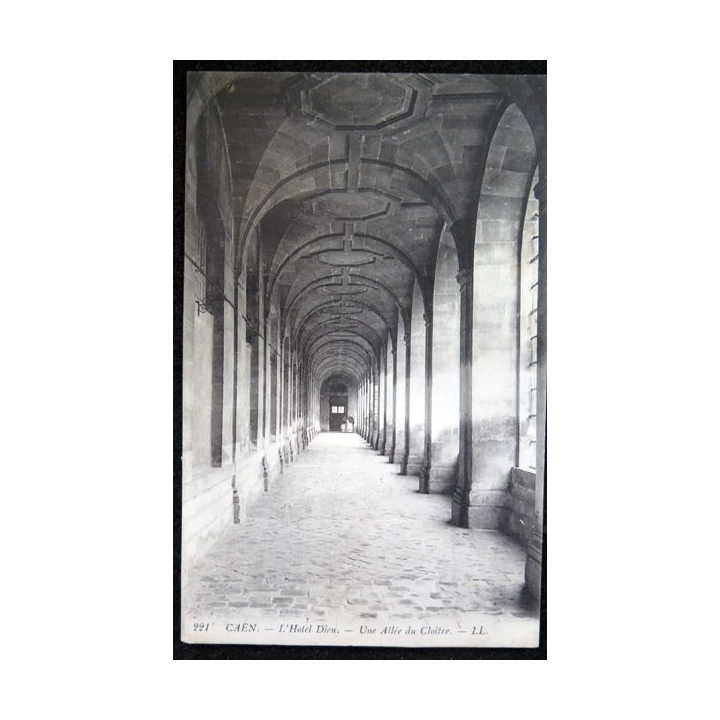 Carte postale 221 Caen L'Hôtel Dieu Une allée du cloître