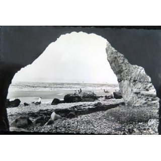 Carte postale  20 Ste-Marguerite-sur-Mer Vue d'un trou de falaise