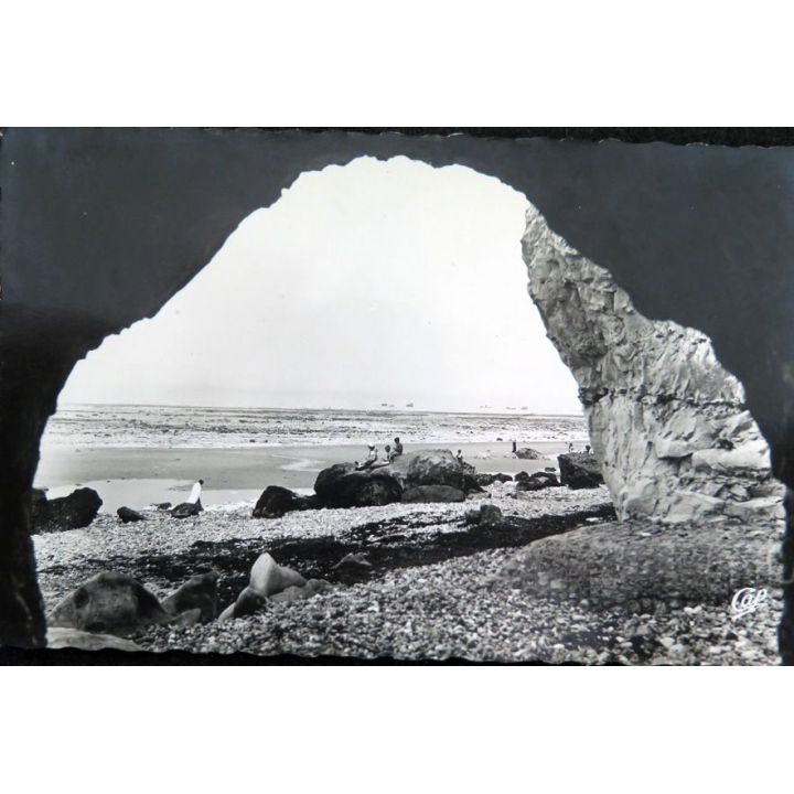 Carte postale  20 Ste-Marguerite-sur-Mer Vue d'un trou de falaise