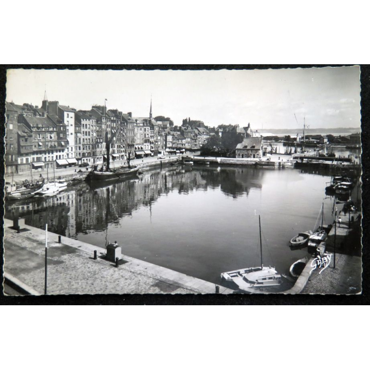 Carte postale 16 Honfleur Le Vieux Bassin