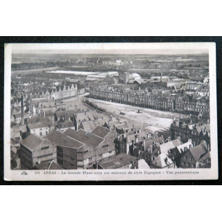 Carte postale 109 Arras La Grande Place avec ses maisons de style Espagnol