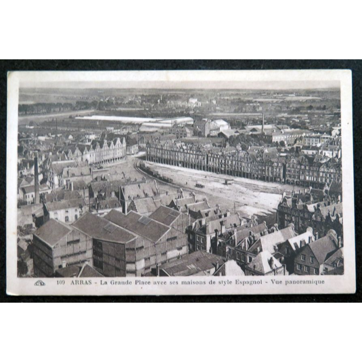 Carte postale 109 Arras La Grande Place avec ses maisons de style Espagnol