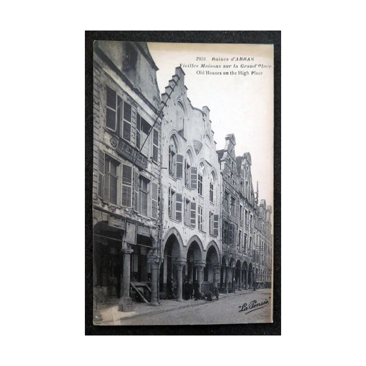Carte postale  2959 Arras Vieilles maisons sur la Grande Place