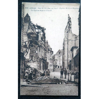 Carte postale 2928 Arras Rue St-Nicolas, au fond l'Eglise St-Jean-Baptiste