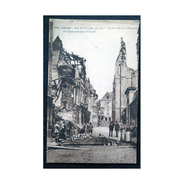 Carte postale 2928 Arras Rue St-Nicolas, au fond l'Eglise St-Jean-Baptiste