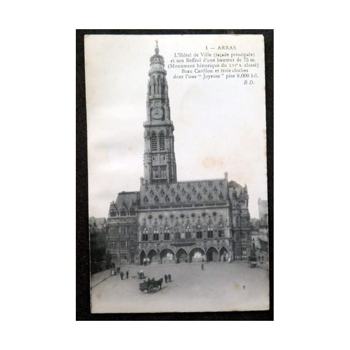 Carte postale 1 Arras l'Hôtel de ville et son Beffroid'une hauteur de 75 m