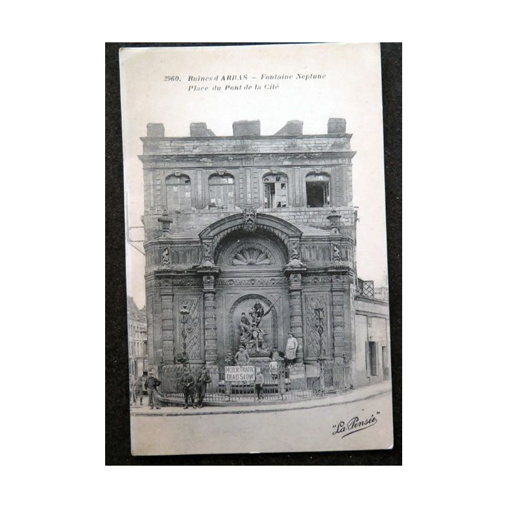 Carte postale 2919 Arras Fontaine Neptune Place du Pont de la Cité