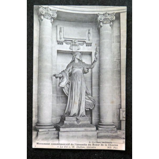 Carte postale Monument commémoratif de l'incendie du Bazar de la Charité La Foi