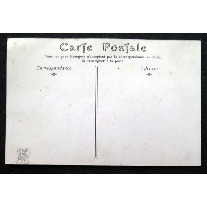 Carte postale Monument commémoratif de l'incendie du Bazar de la Charité La Foi