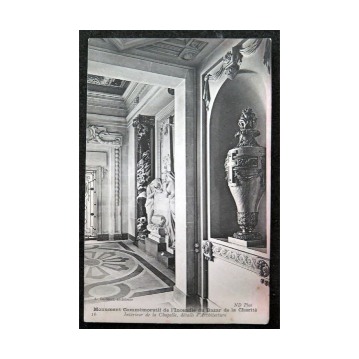 Carte postale Monument commémoratif de l'incendie du Bazar de la Charité Intérieur de la Chapelle