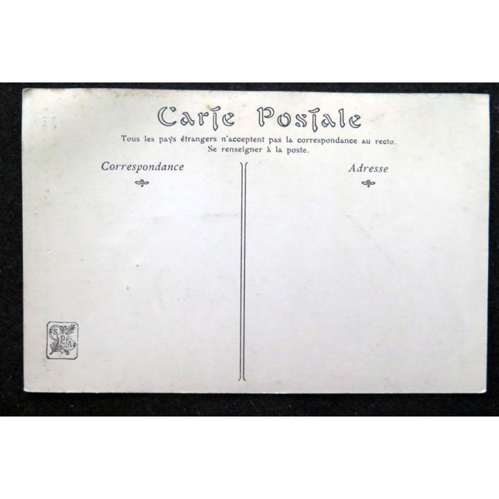 Carte postale Monument commémoratif de l'incendie du Bazar de la Charité Intérieur de la Chapelle