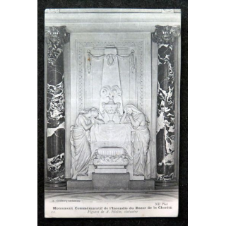 Carte postale Monument commémoratif de l'incendie du Bazar de la Charité Figures