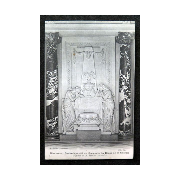 Carte postale Monument commémoratif de l'incendie du Bazar de la Charité Figures