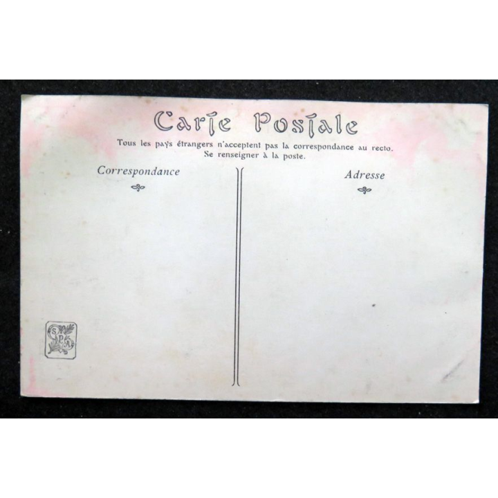Carte postale Monument commémoratif de l'incendie du Bazar de la Charité Figures