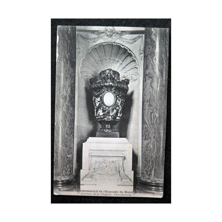 Carte postale Monument commémoratif de l'incendie du Bazar de la Charité Intérieur de la Chapelle