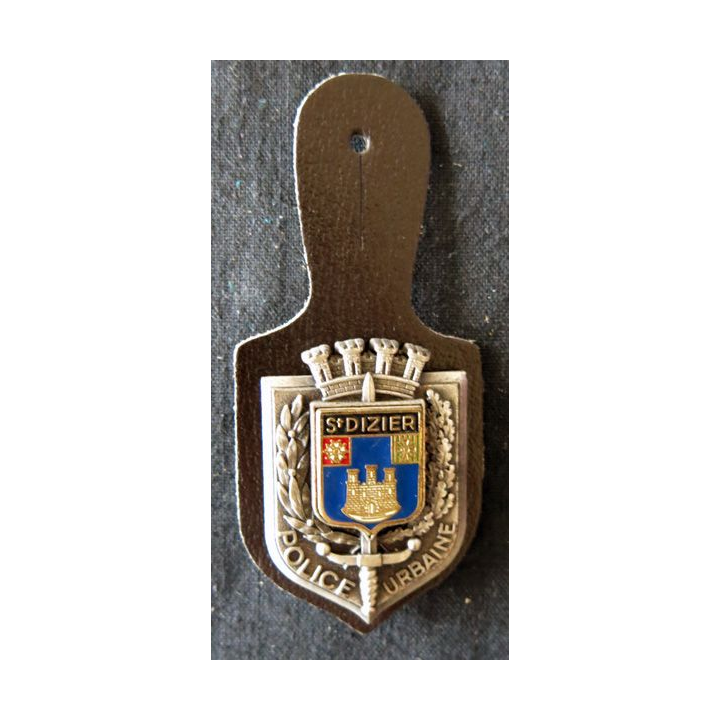 POLICE : insigne métallique de la Police urbaine de la ville de Saint Dizier de fabrication Delsart Sens