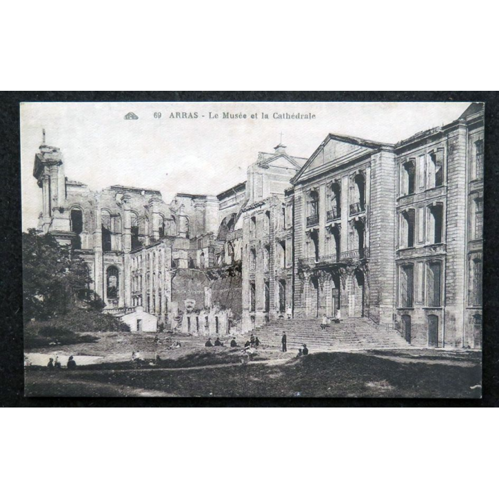 Carte postale 69 Arras le Musée et la Cathédrale