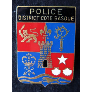 POLICE : insigne métallique de la Police nationale du district Cote Basque de fabrication Fraisse (F.D)