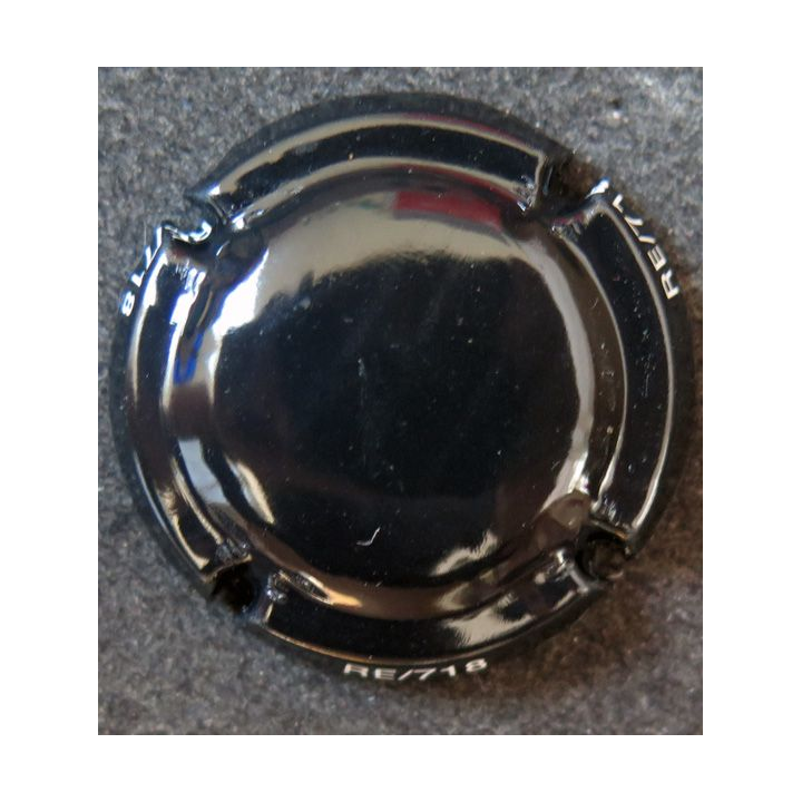 Capsule Muselet de bouteille de champagne noire notée RE/718 sur le pourtour