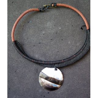 Collier en nacre et tresse de 44 cm (manque bouton de fermeture)