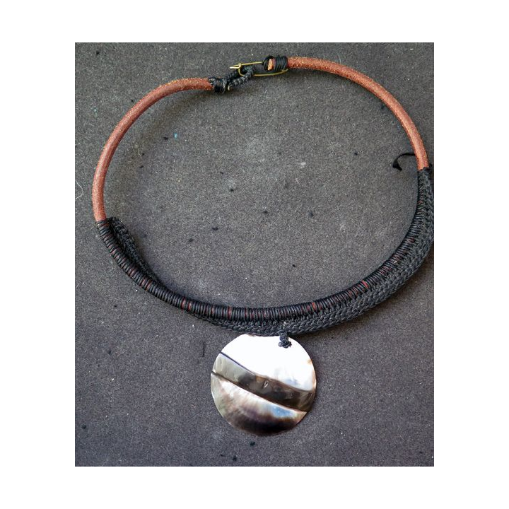 Collier en nacre et tresse de 44 cm (manque bouton de fermeture)