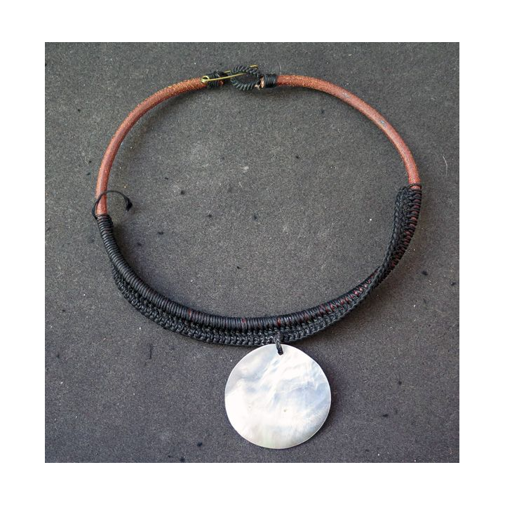 Collier en nacre et tresse de 44 cm (manque bouton de fermeture)