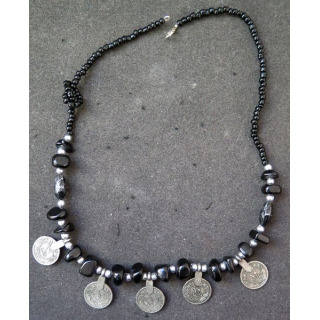Collier en pièces et pierres polies longueur 57 cm
