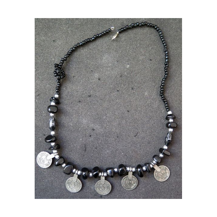 Collier en pièces et pierres polies longueur 57 cm