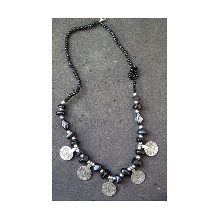 Collier en pièces et pierres polies longueur 57 cm