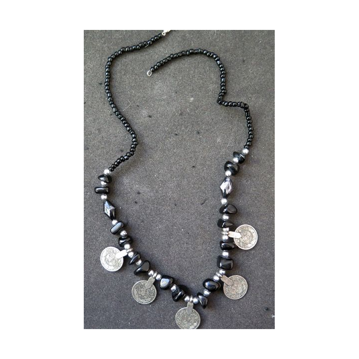 Collier en pièces et pierres polies longueur 57 cm