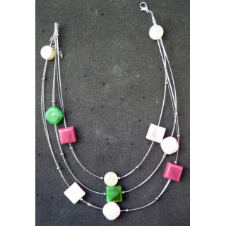 Collier en pierres plastiques de couleur taillées de longueur 41 cm