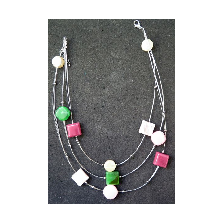 Collier en pierres plastiques de couleur taillées de longueur 41 cm