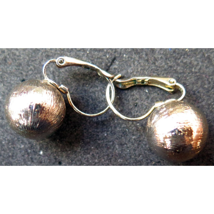 Boucles d'oreille avec boules dorées de 1,5 cm de diamètre