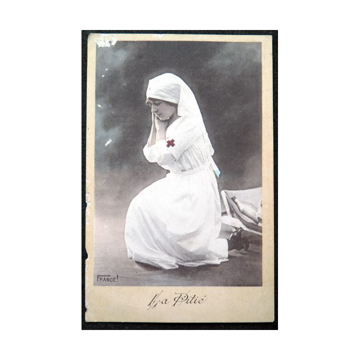 Carte postale La Pitié timbrée (petites déchirures)