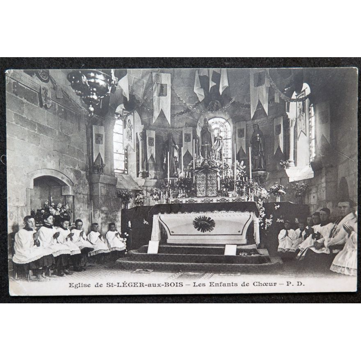 Carte postale Eglise de St Léger aux Bois Les enfants de choeur