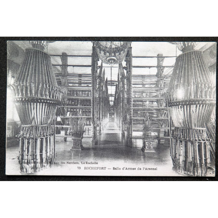 Carte postale Rochefort n° 73 Salle d'Armes de l'Arsenal 1922 timbrée